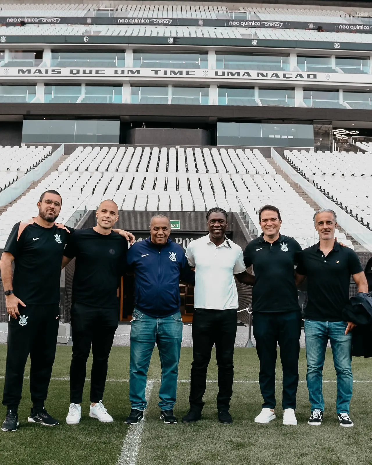 Técnico Clarence Seedorf em visita técnica à Neo Química Arena.