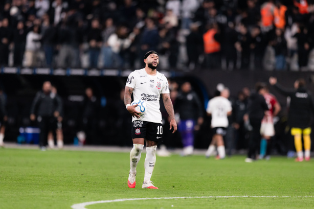 Memphis Depay em treinamento no CT Joaquim Grava