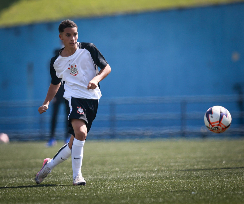 Elenco do Corinthians Sub-15 durante treinamento no CT.