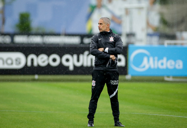 Sylvinho gesticulando à beira do gramado da Neo Química Arena durante jogo do Corinthians.