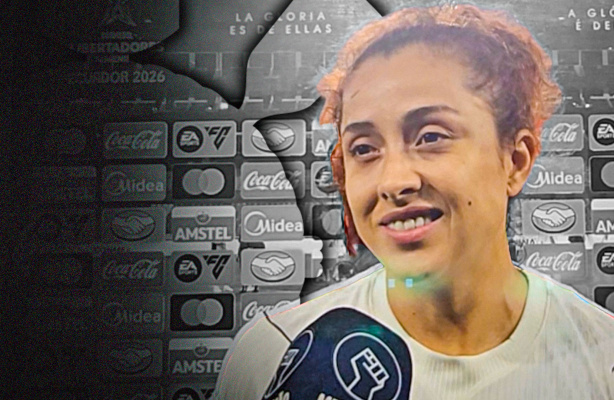 A volante Paola García durante entrevista na zona mista após vitória do Corinthians.