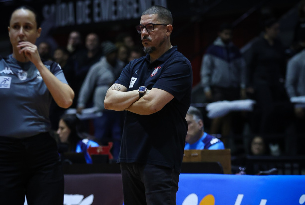 Técnico Jece Leite orientando a equipe de basquete do Corinthians em quadra.