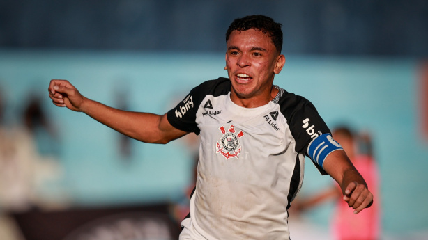 William Batista orientando jogadores do Corinthians Sub-20 em treino na Fazendinha.