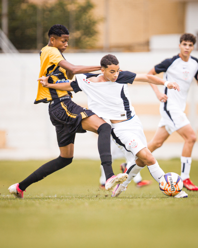 Jogadores do Sub-15 do Corinthians em campo durante partida do Campeonato Paulista.