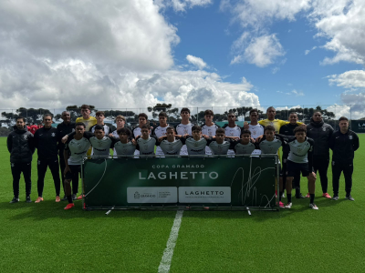 Jogadores do Corinthians Sub-16 em disputa de bola durante partida em Gramado.