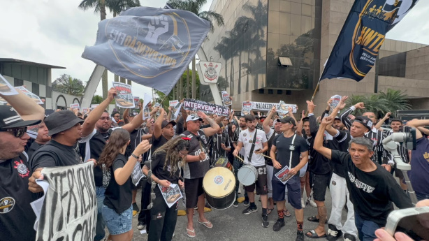 Torcedores do Corinthians em manifestação pacífica no centro de São Paulo.