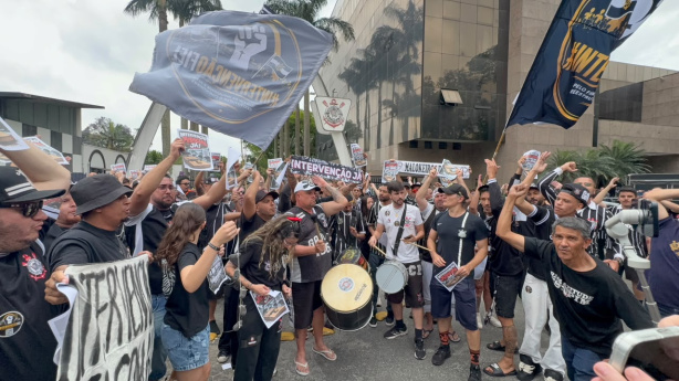 Torcedores do Corinthians reunidos em frente ao Parque São Jorge durante manifestação.