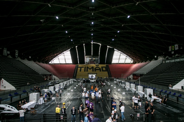 Urna e cédula de papel representando o processo eleitoral do Corinthians