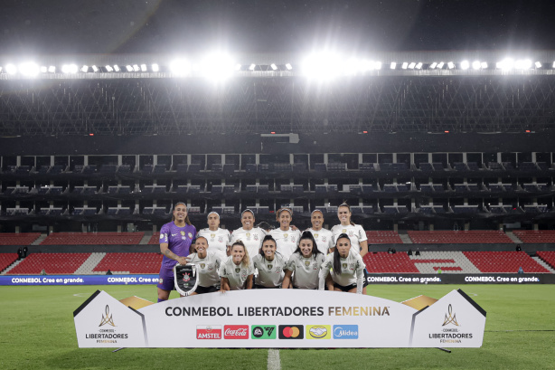 Jogadoras do Corinthians celebrando gol na Libertadores Feminina.