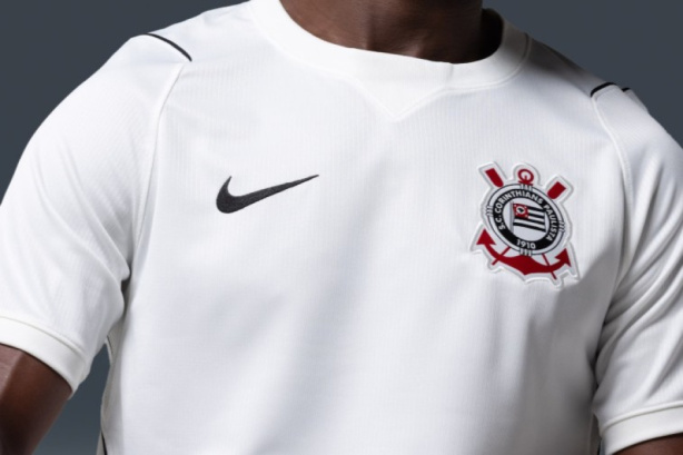 Escudo do Sport Club Corinthians Paulista com a cidade de Porto Alegre ao fundo.