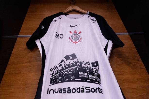 Uniforme do Corinthians com logotipos de patrocinadores.