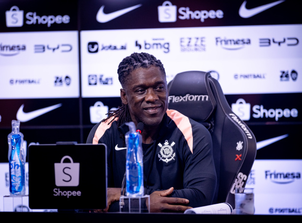 Clarence Seedorf em sua apresentação oficial como novo técnico do Corinthians.