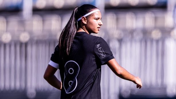 Júlia Faria, volante das Brabinhas, em treino pelo Corinthians.