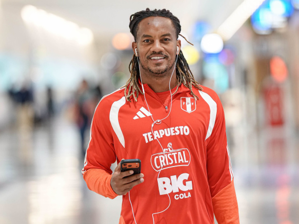 O volante André Carrillo em ação com a camisa da seleção do Peru