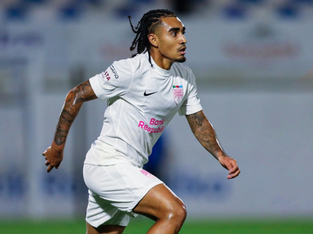 Du Queiroz, volante formado nas categorias de base do Corinthians, em treino no novo clube.