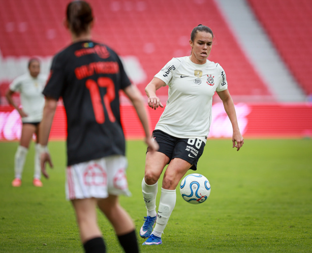 Volante Ana Vitória durante treinamento do Corinthians Feminino.