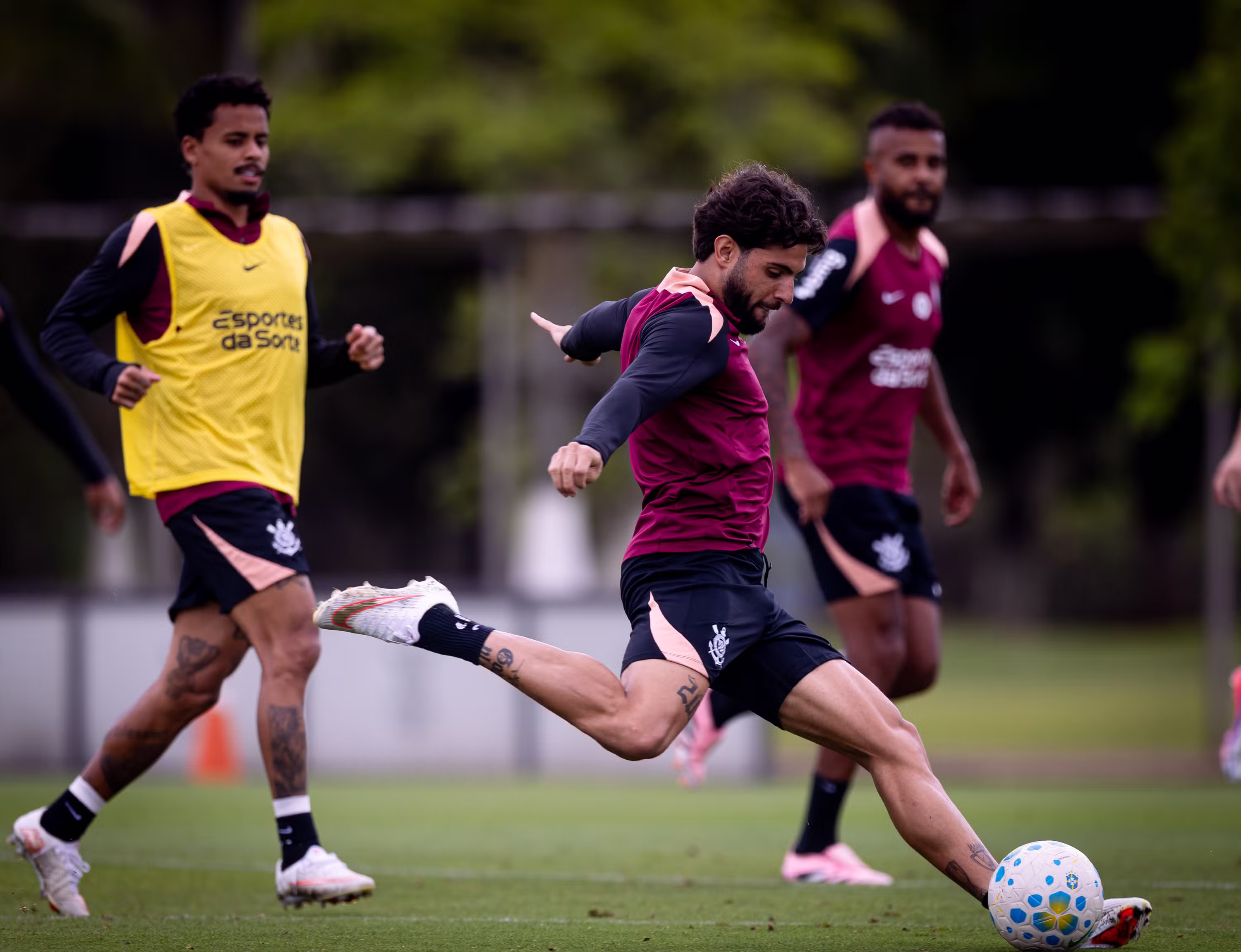 Yuri Alberto participando de treino no CT Joaquim Grava