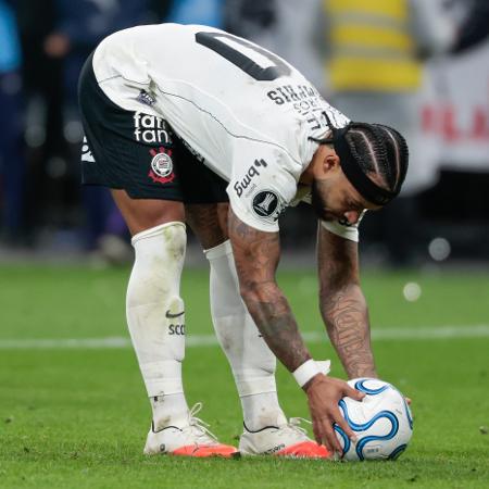 Jogador do Corinthians durante disputa de bola na área em partida na Neo Química Arena